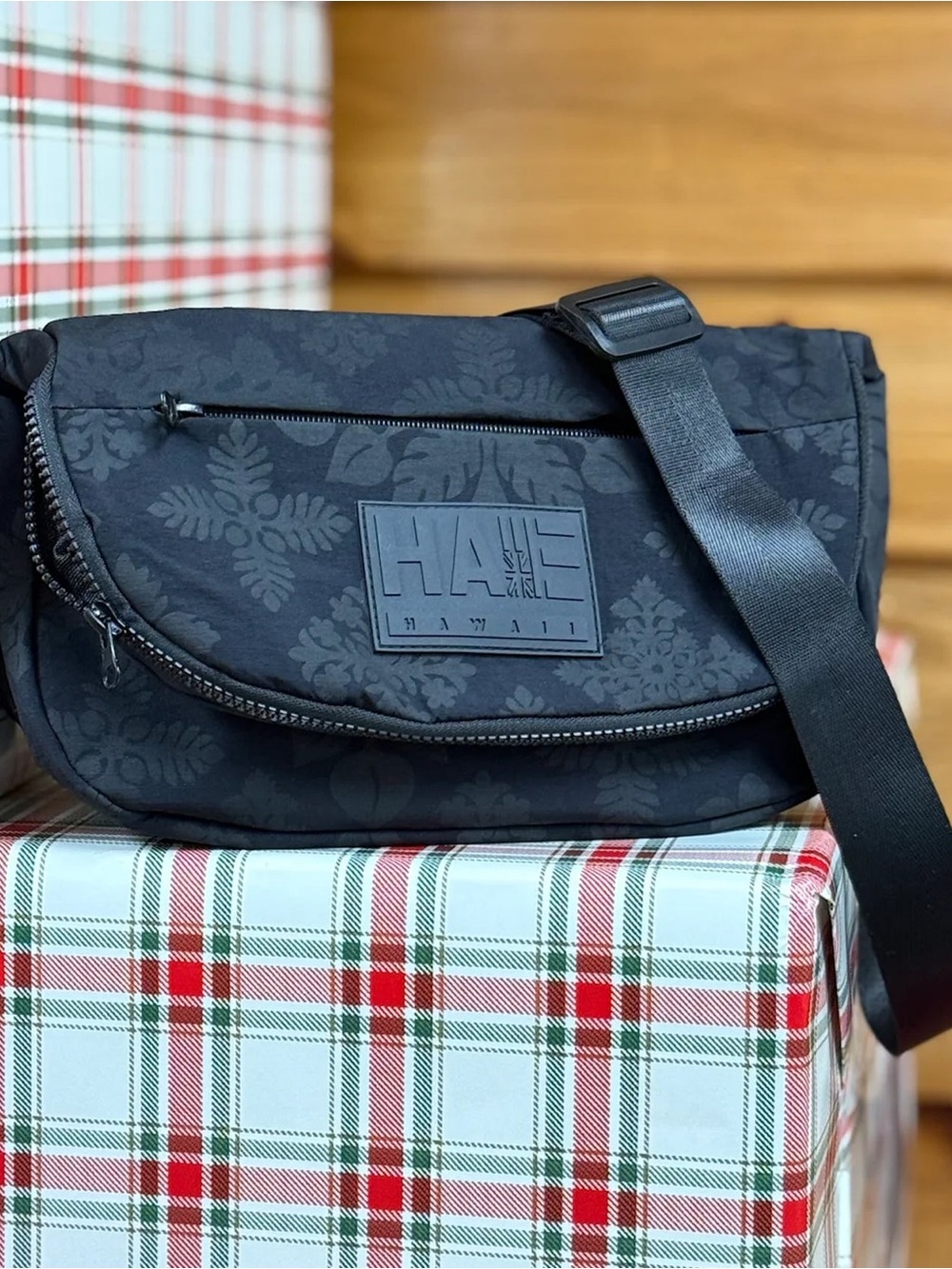 HAE Hawaiʻi KAPA KUIKI CROSSBODY BAG BLACK
